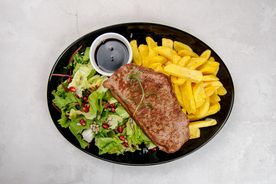 Stek z frytkami i surówką - Zielone Tarasy - dobra restauracja Kraków
