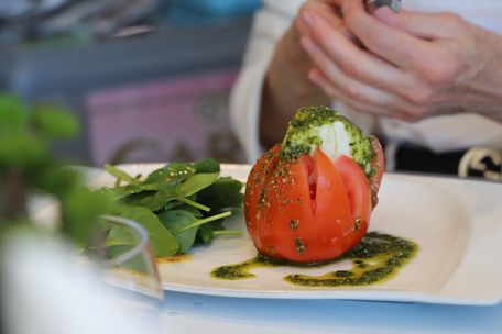 Pomidor z serem mozarella i pesto - Kuchnia wegetariańska Kraków